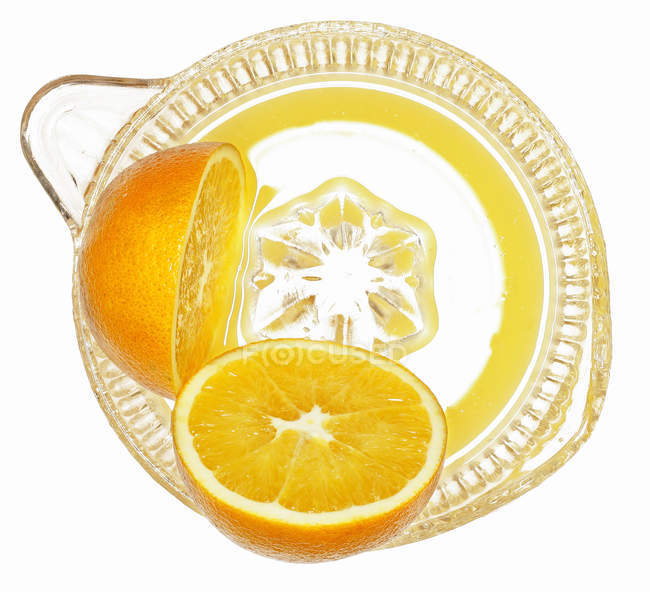 Laranjas no espremedor de citrinos — Fotografia de Stock