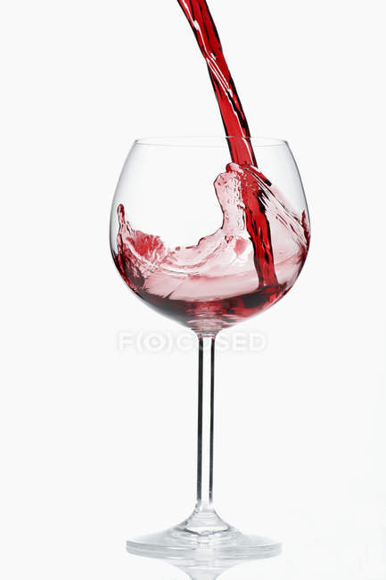 Versando il vino rosso nel bicchiere — Foto stock