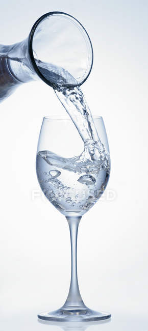 Versare acqua minerale — Foto stock
