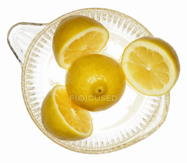 Лимоны в цитрусовом сжимателе — стоковое фото