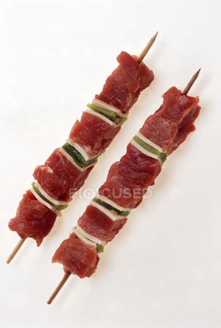 Vue rapprochée du dessus des kebabs Poularde au bacon et poivrons — Photo de stock