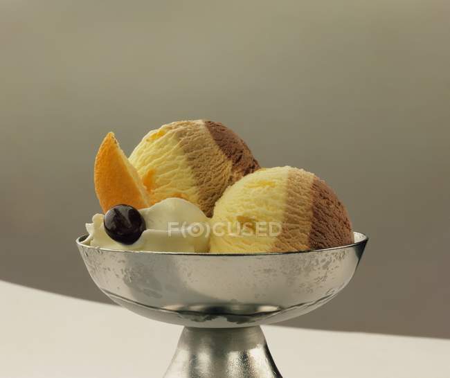 Ванильное и ореховое мороженое — стоковое фото