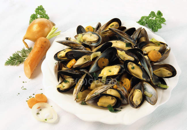 Cooked Mussels with carrots — Stock Photo