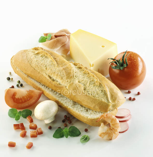 Baguette y varios ingredientes sándwich - foto de stock