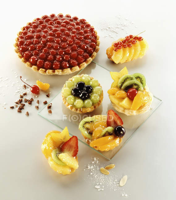 Torta di ciliegie e tortine assortite — Foto stock