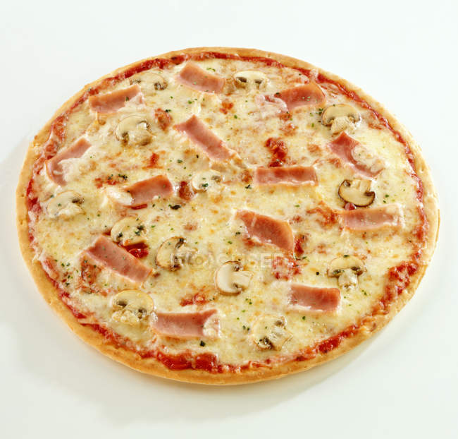 Pizza con jamón, queso y champiñones - foto de stock