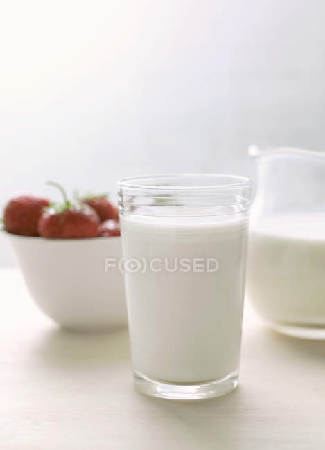 Verre de lait et cruche — Photo de stock