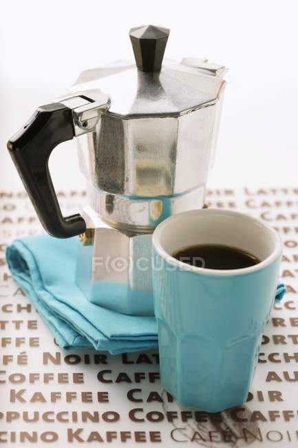 Taza de café espresso azul con cafetera - foto de stock