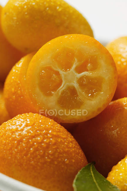 Kumquats con gotas de agua - foto de stock