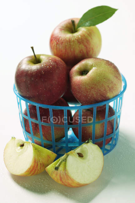 Свежие спелые яблоки — стоковое фото