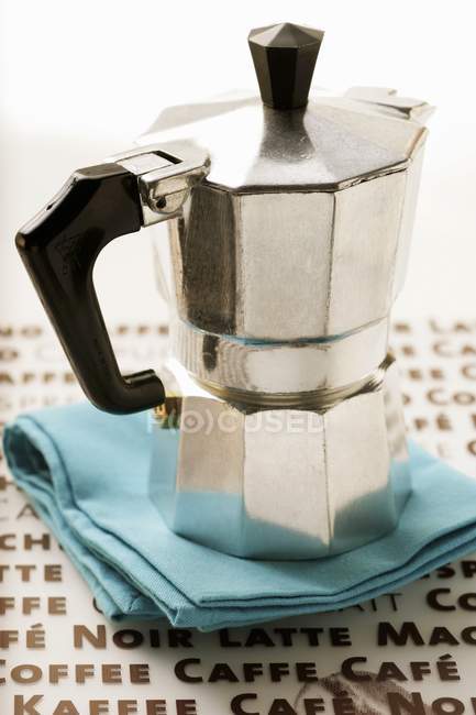 Nahaufnahme einer Espressomaschine auf blauer Serviette — Stockfoto