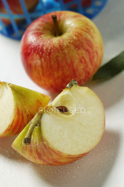 Manzanas y cuñas de manzana - foto de stock