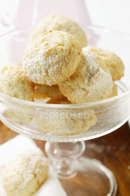 Closeup view of Amaretti with icing sugar in dessert bowl — Stock Photo