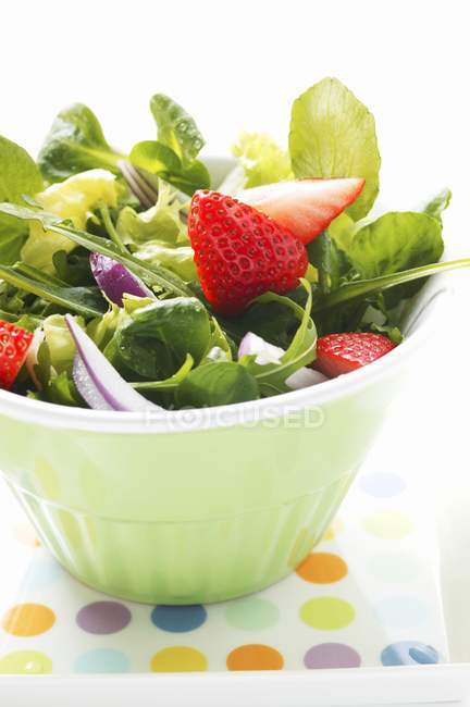 Salad with red onions and strawberries — Stock Photo