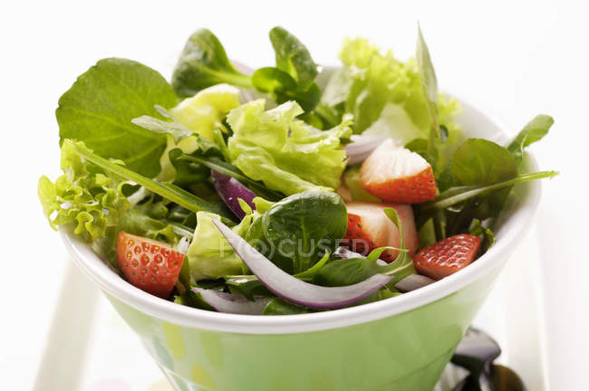 Salad with red onions and strawberries — Stock Photo