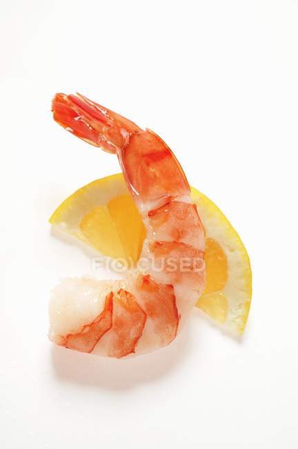 Crevettes pelées cuites sur un coin de citron — Photo de stock