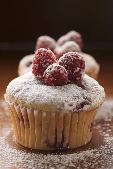 Muffins de framboesa com açúcar de confeiteiro — Fotografia de Stock