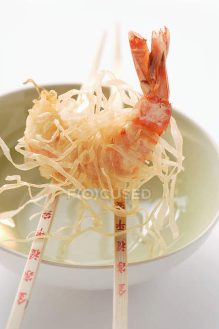 Crevette royale, frite dans des nouilles de riz — Photo de stock