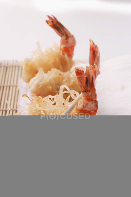 King prawns, fried in rice noodles — Stock Photo