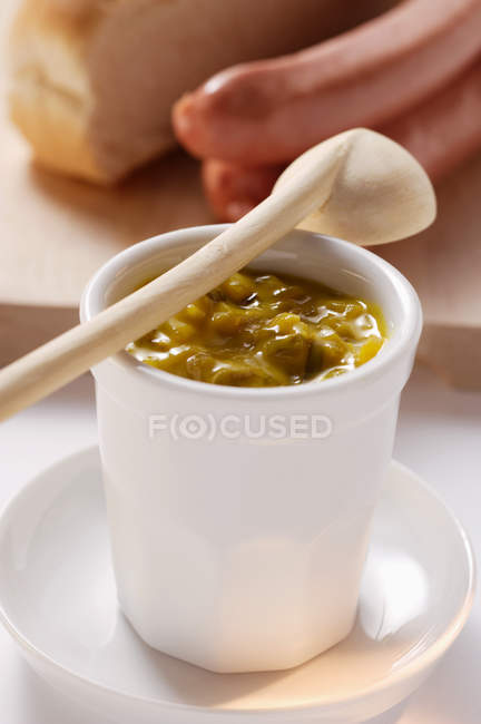 Saveur de moutarde dans un petit bol — Photo de stock