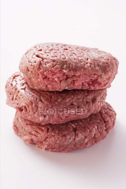 Сырые бургеры для гамбургеров — стоковое фото
