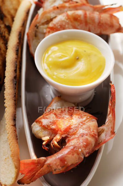 Barbecued shrimps with aioli sauce — Stock Photo