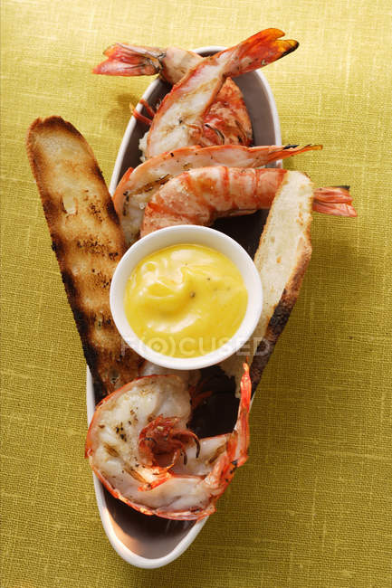 Barbecued shrimps with aioli sauce — Stock Photo