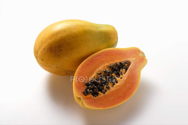 Ganze und halbe Papaya — Stockfoto