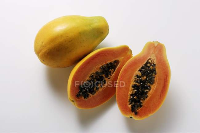 Ganze und halbe Papayas — Stockfoto