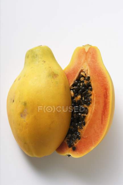 Dos papayas enteras - foto de stock