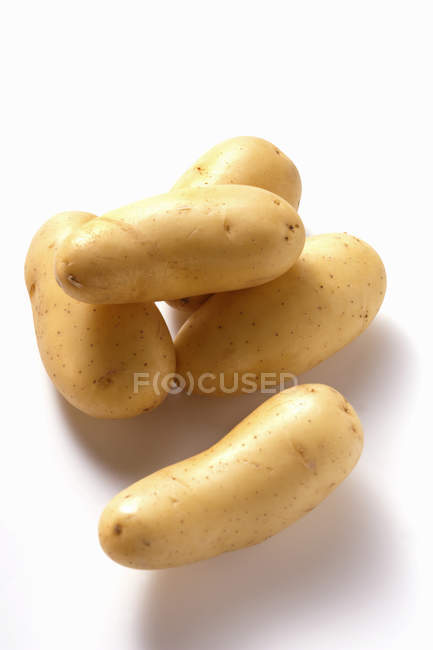 Несколько сырой и свежей картошки — стоковое фото