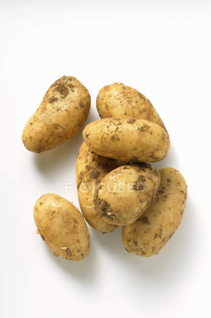 Varias patatas crudas y frescas - foto de stock