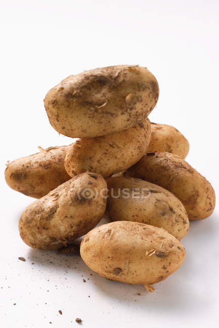 Несколько сырой и свежей картошки — стоковое фото