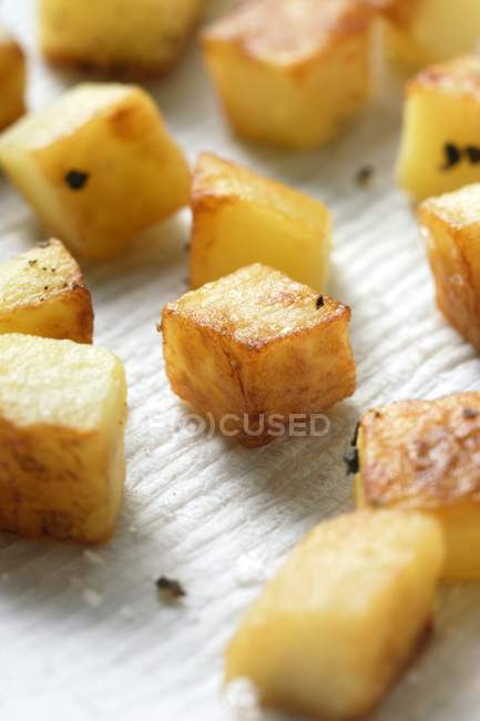 Batatas em cubos fritos — Fotografia de Stock