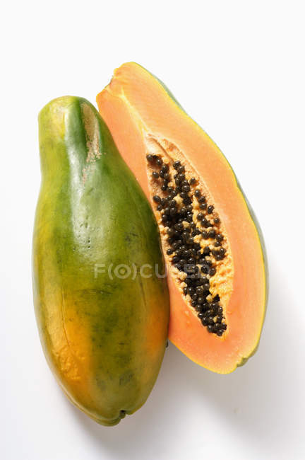Вкусная половинка папайи — стоковое фото