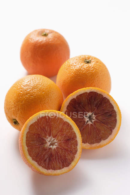 Oranges entières et demi-sanguines — Photo de stock