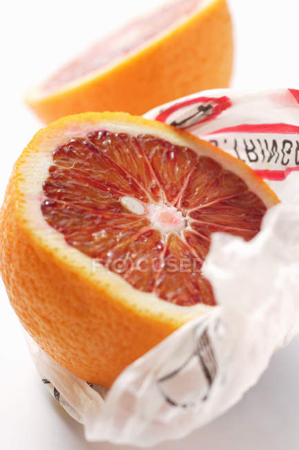 Mitad de naranja sangre - foto de stock