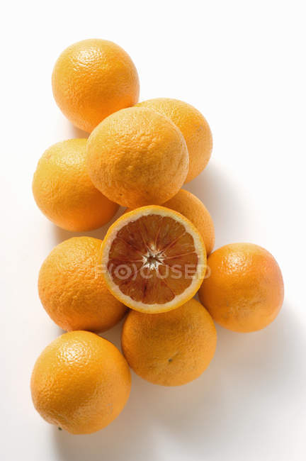Цілі та наполовину апельсини крові — стокове фото