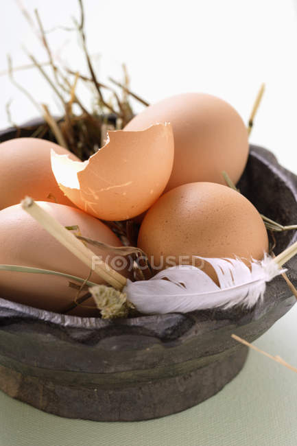 Faire revenir les œufs dans un bol — Photo de stock