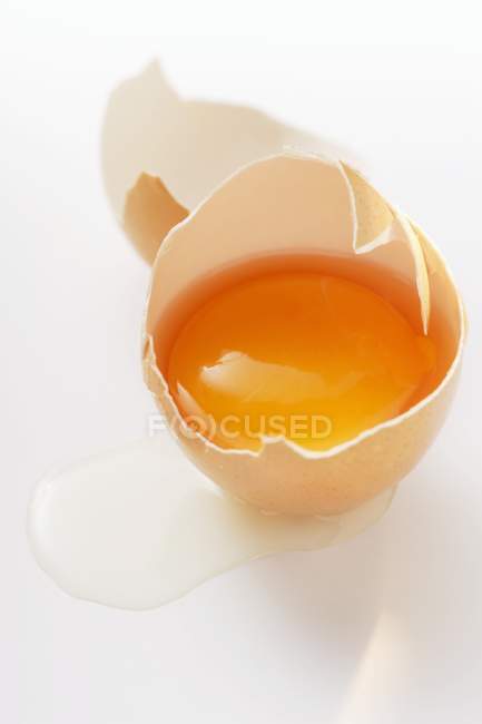 Свежее разбитое яйцо — стоковое фото