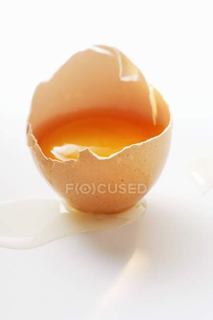 Huevo fresco roto - foto de stock