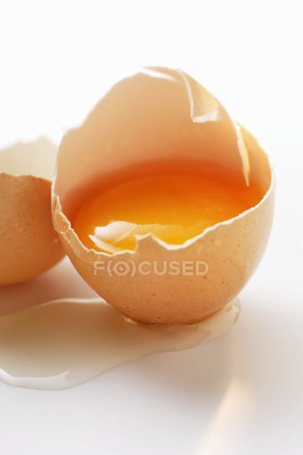 Huevo fresco roto - foto de stock
