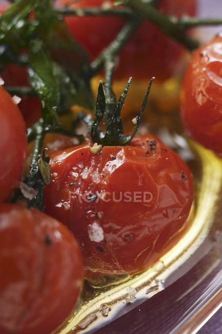 Tomates cereja cozidos em bandeja de prata — Fotografia de Stock