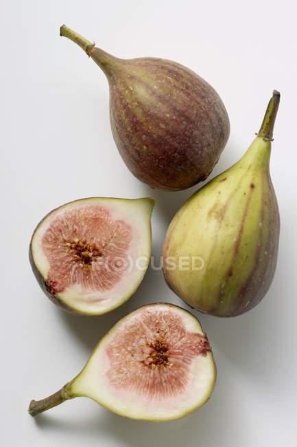 Whole and haled figs — Stock Photo