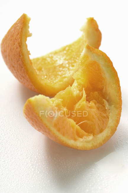 Cuñas exprimidas de naranja - foto de stock