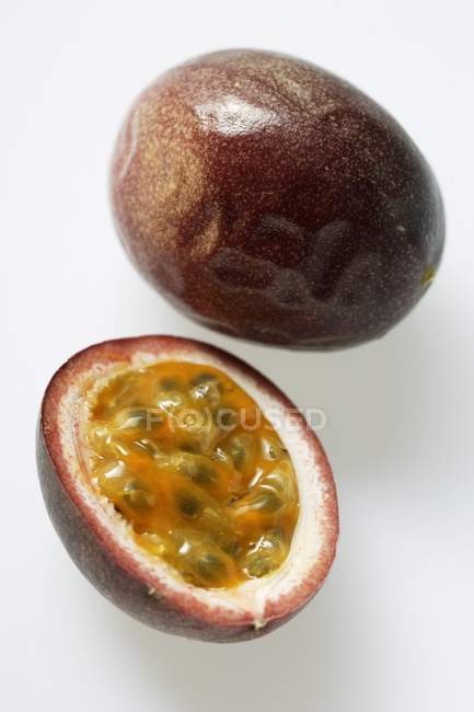 Fruit entier et demi de la passion — Photo de stock