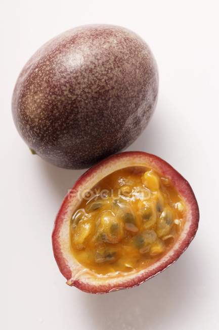 Fruta de maracujá inteira e meia — Fotografia de Stock