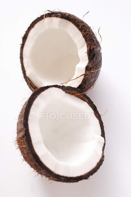 Coco fresco cortado a la mitad - foto de stock