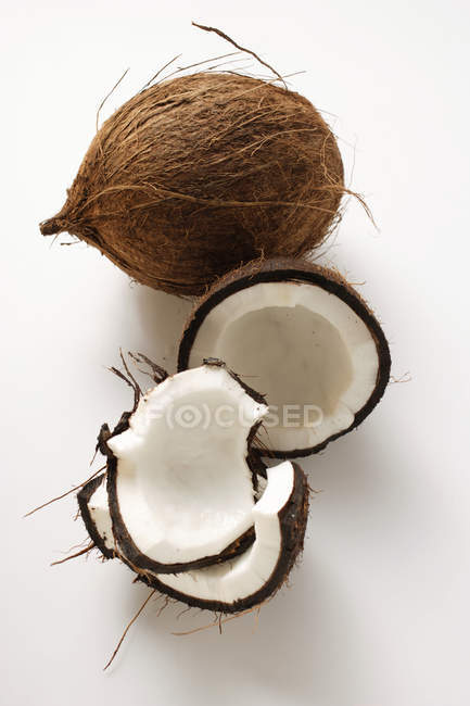 Cocos frescos enteros y en rodajas - foto de stock