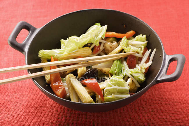 Ingredientes para plato de verduras asiáticas en wok - foto de stock
